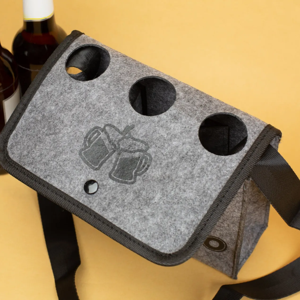 Graue Umhängetasche - Bier to go - für Männer zum Vatertag