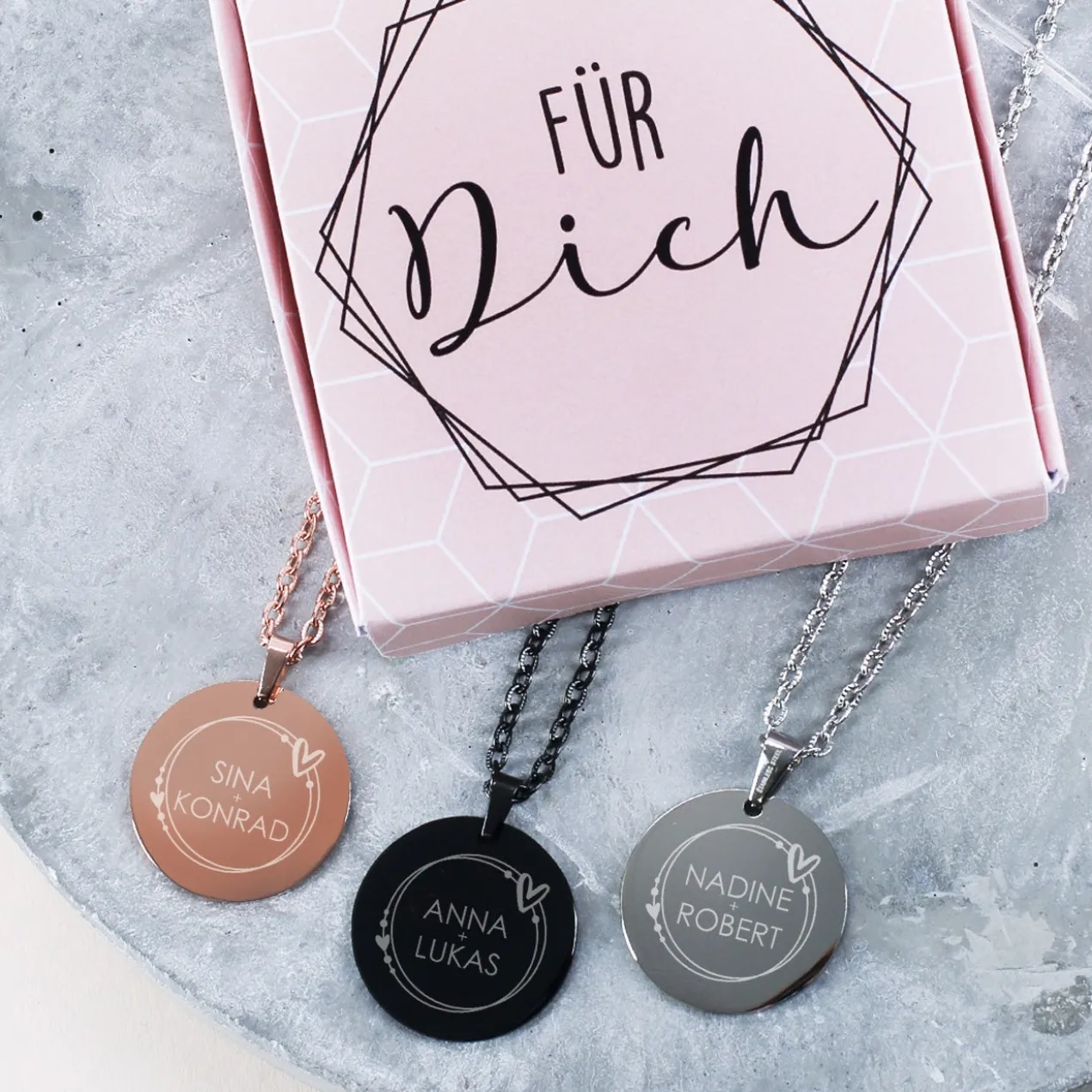 Gravierte Namenskette mit Herzen | Silber, Schwarz oder Roségold