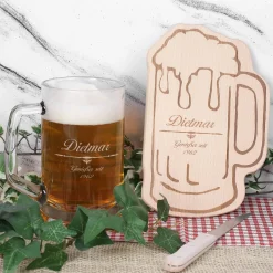 Gravierter Bierkrug aus Glas mit persönlichem Holzbrettchen - Genießer seit