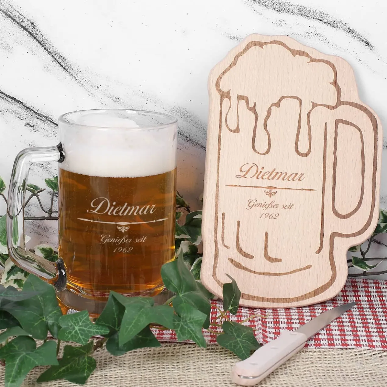 Gravierter Bierkrug aus Glas mit persönlichem Holzbrettchen - Genießer seit
