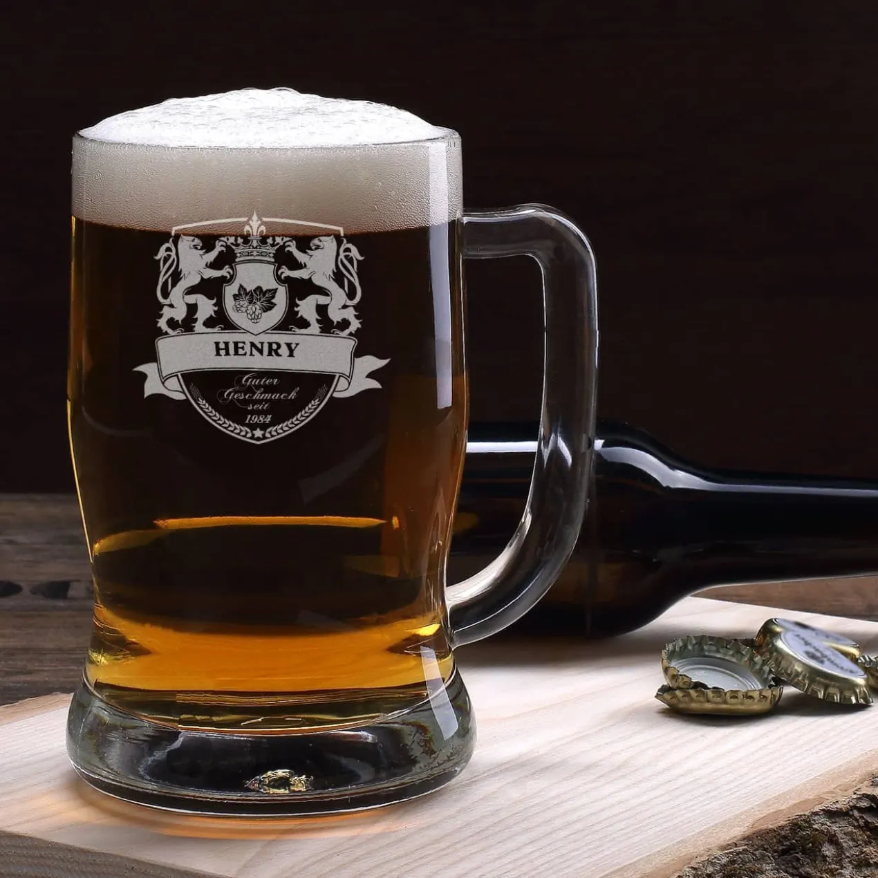 Gravierter Bierkrug mit Motiv, Wunschnamen und Geburtsjahr