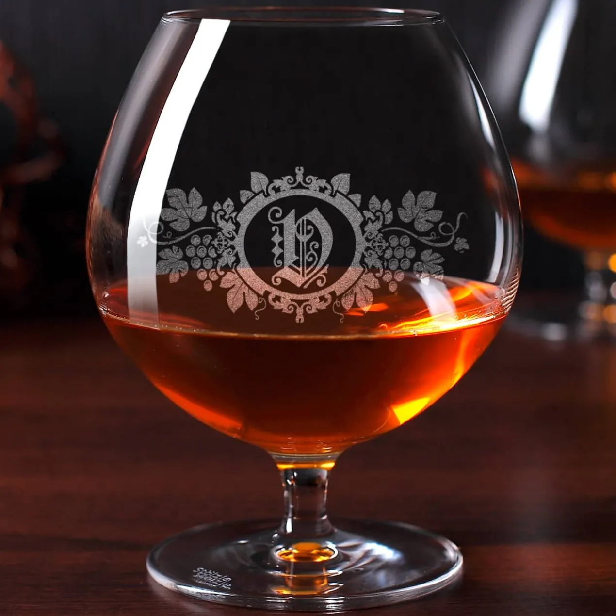 Gravierter Cognacschwenker mit Weinrebe und Initiale