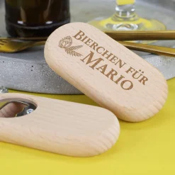 Gravierter Flaschenöffner aus Holz - Bierchen - mit Namensgravur