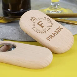 Gravierter Flaschenöffner aus Holz mit Name und Initial