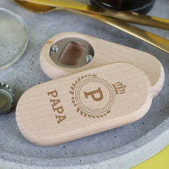Gravierter Flaschenöffner aus Holz mit Name und Initial