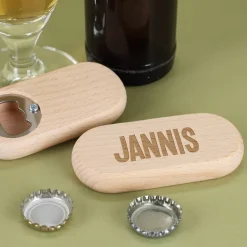 Gravierter Flaschenöffner aus Holz mit individueller Namensgravur