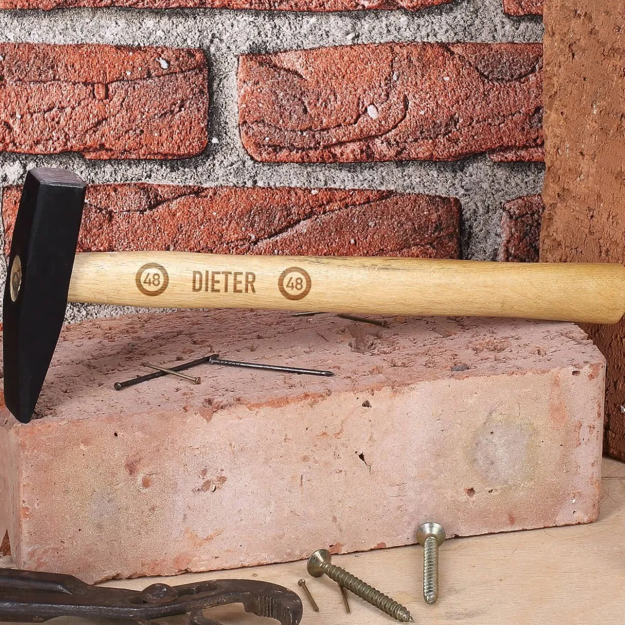 Gravierter Hammer zum Geburtstag mit Name und Alter