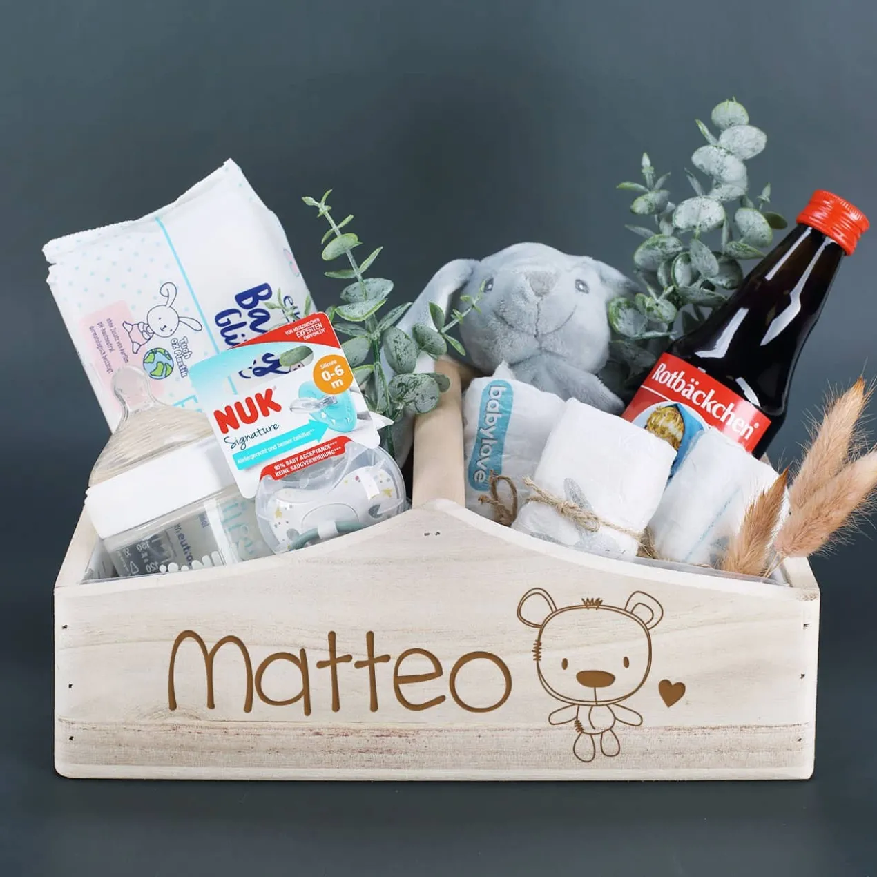 Gravierter Holzkorb mit Teddymotiv und Name