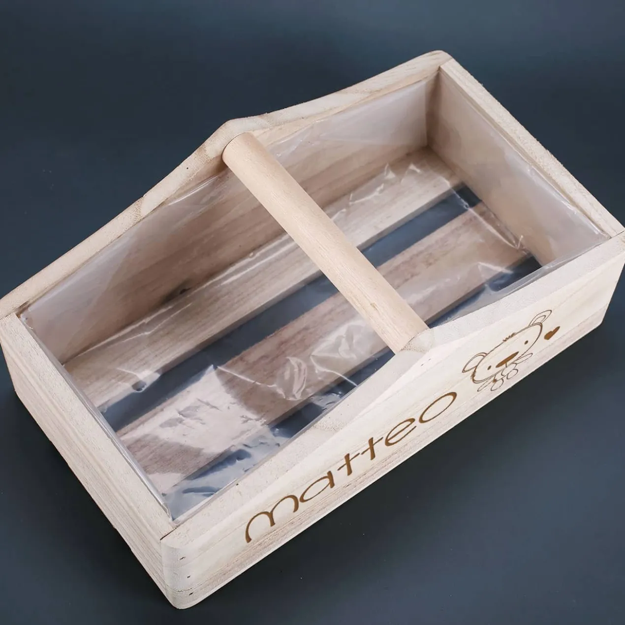 Gravierter Holzkorb mit Teddymotiv und Name