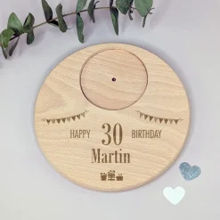 Gravierter Kerzenteller aus Buchenholz zum Geburtstag | Personalisiert mit Alter und Name