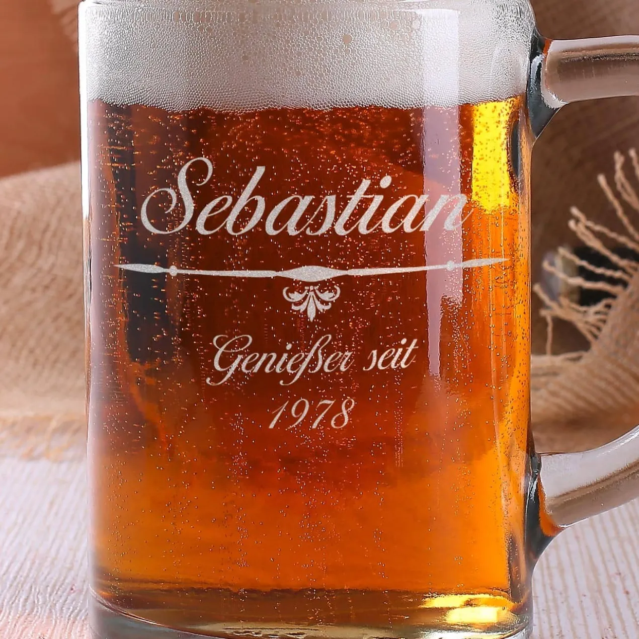 gravierter 1 Liter Maßkrug mit Name und Geburtsjahr