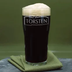 Graviertes Bierglas Pint mit Name auf einem Schild