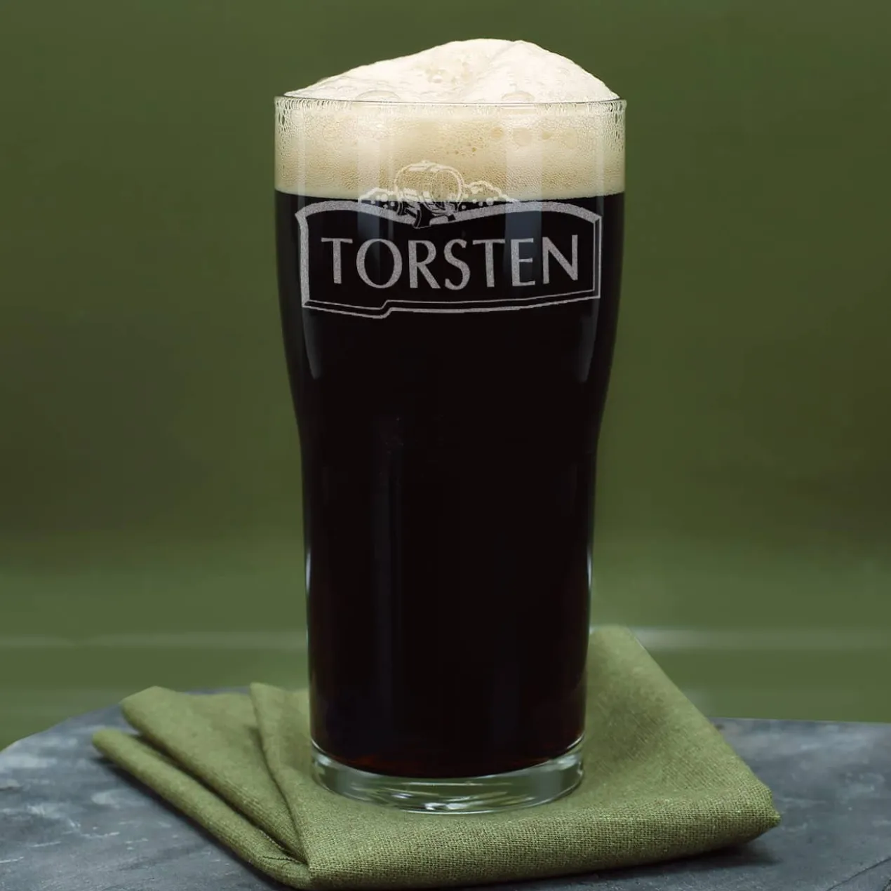 Graviertes Bierglas Pint mit Name auf einem Schild