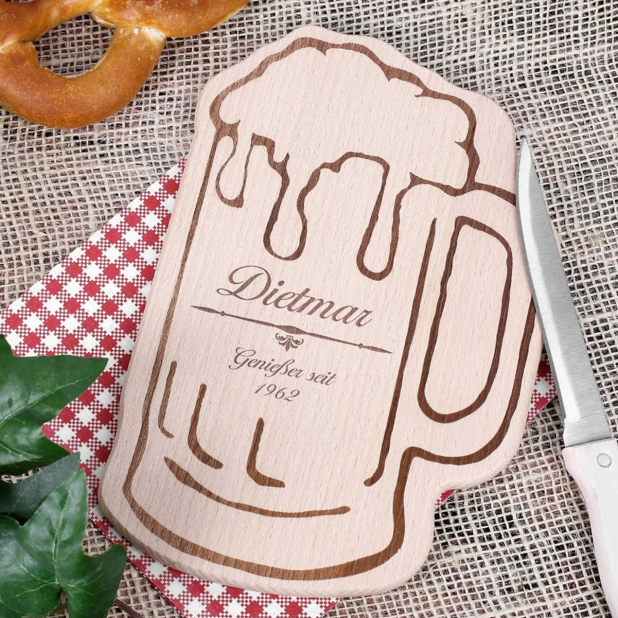 Graviertes Bierkrug Holzbrettchen - Genießer seit