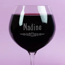 Graviertes Burgunderglas von Leonardo mit Name & Blatt-Ornament | Personalisiertes Weinglas Geschenk