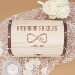 Gravierte Schatztruhe aus Holz zur Hochzeit mit Unendlichkeitszeichen