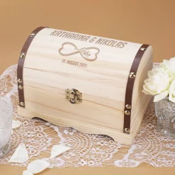 Gravierte Schatztruhe aus Holz zur Hochzeit mit Unendlichkeitszeichen