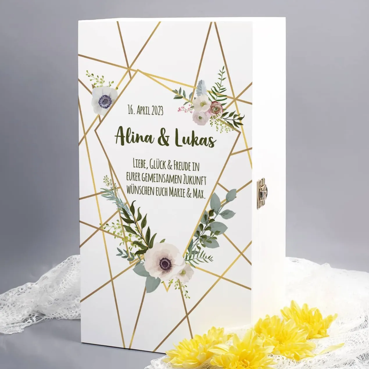 Gravierte Sektgläser in romantischer Holzverpackung zur Hochzeit