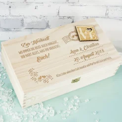 Gravierte Sektgläser in romantischer Holzverpackung mit Applikation