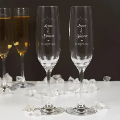 Gravierte Sektgläser mit Secco in romantischer Geschenkverpackung