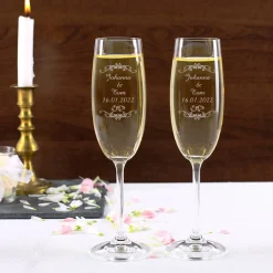 2 gravierte Sektgläser zur Hochzeit mit Name von Braut und Bräutigam sowie Datum