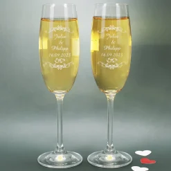 2 gravierte Sektgläser zur Hochzeit mit Name von Braut und Bräutigam sowie Datum