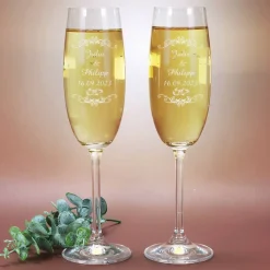 2 gravierte Sektgläser zur Hochzeit mit Name von Braut und Bräutigam sowie Datum