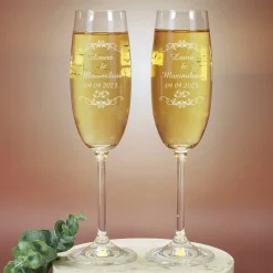 2 gravierte Sektgläser zur Hochzeit mit Name von Braut und Bräutigam sowie Datum