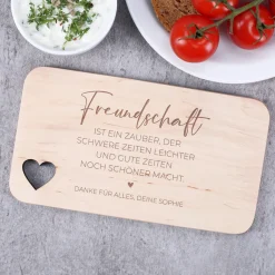 Graviertes Frühstücksbrettchen mit Herzausschnitt und Wunschtext für Freunde