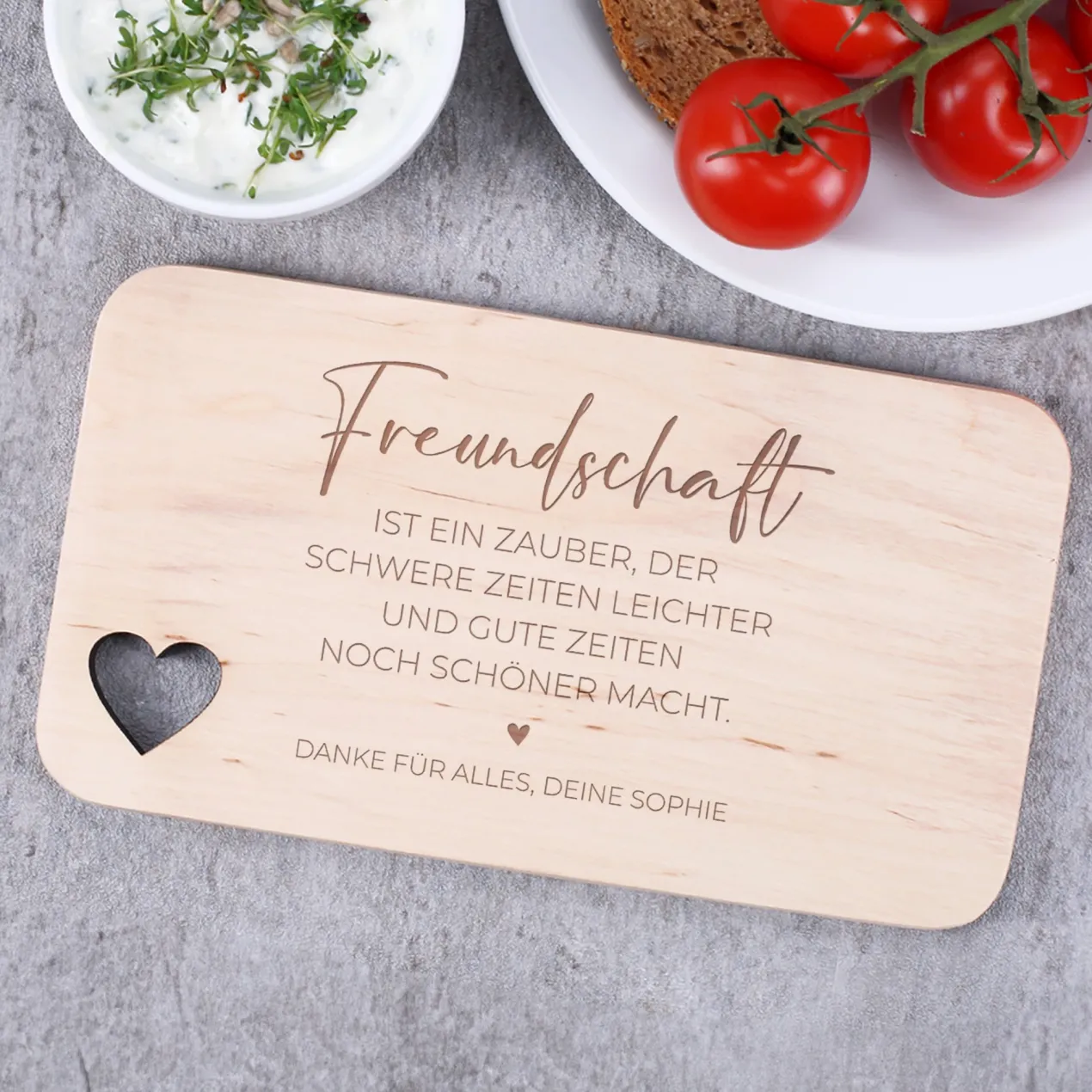 Graviertes Frühstücksbrettchen mit Herzausschnitt und Wunschtext für Freunde