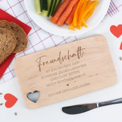 Graviertes Frühstücksbrettchen mit Herzausschnitt und Wunschtext für Freunde