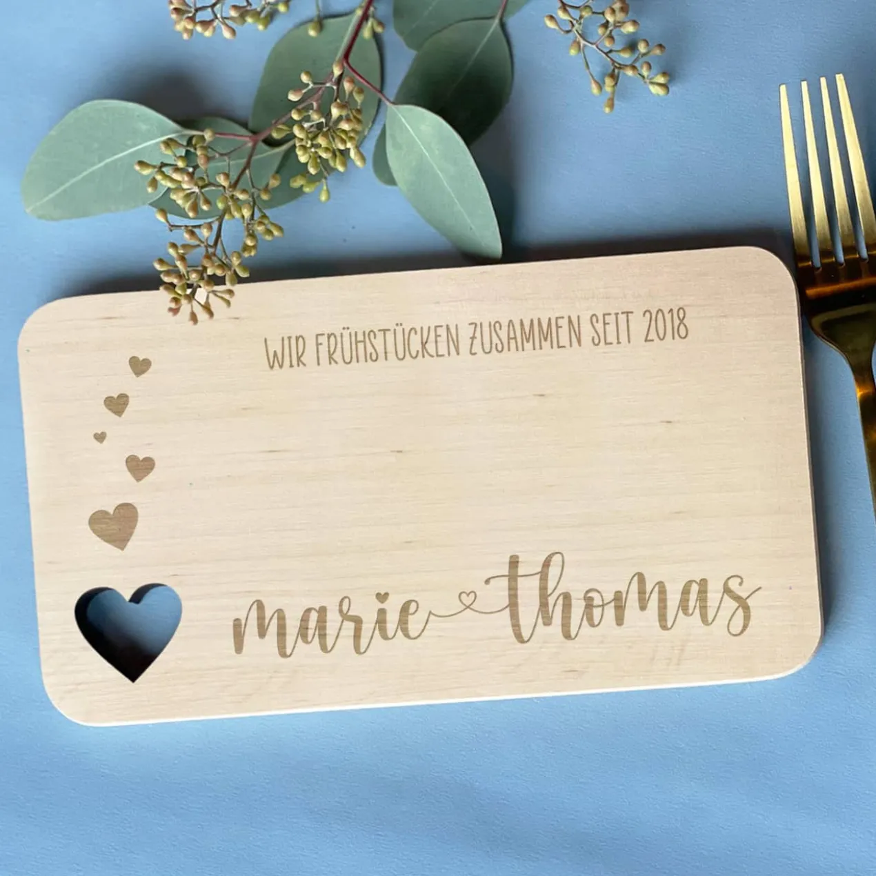 Graviertes Frühstücksbrettchen mit Herzausschnitt und 2 Zeilen Wunschtext