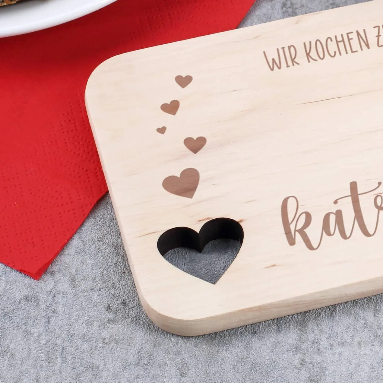 Graviertes Frühstücksbrettchen mit Herzausschnitt und 2 Zeilen Wunschtext