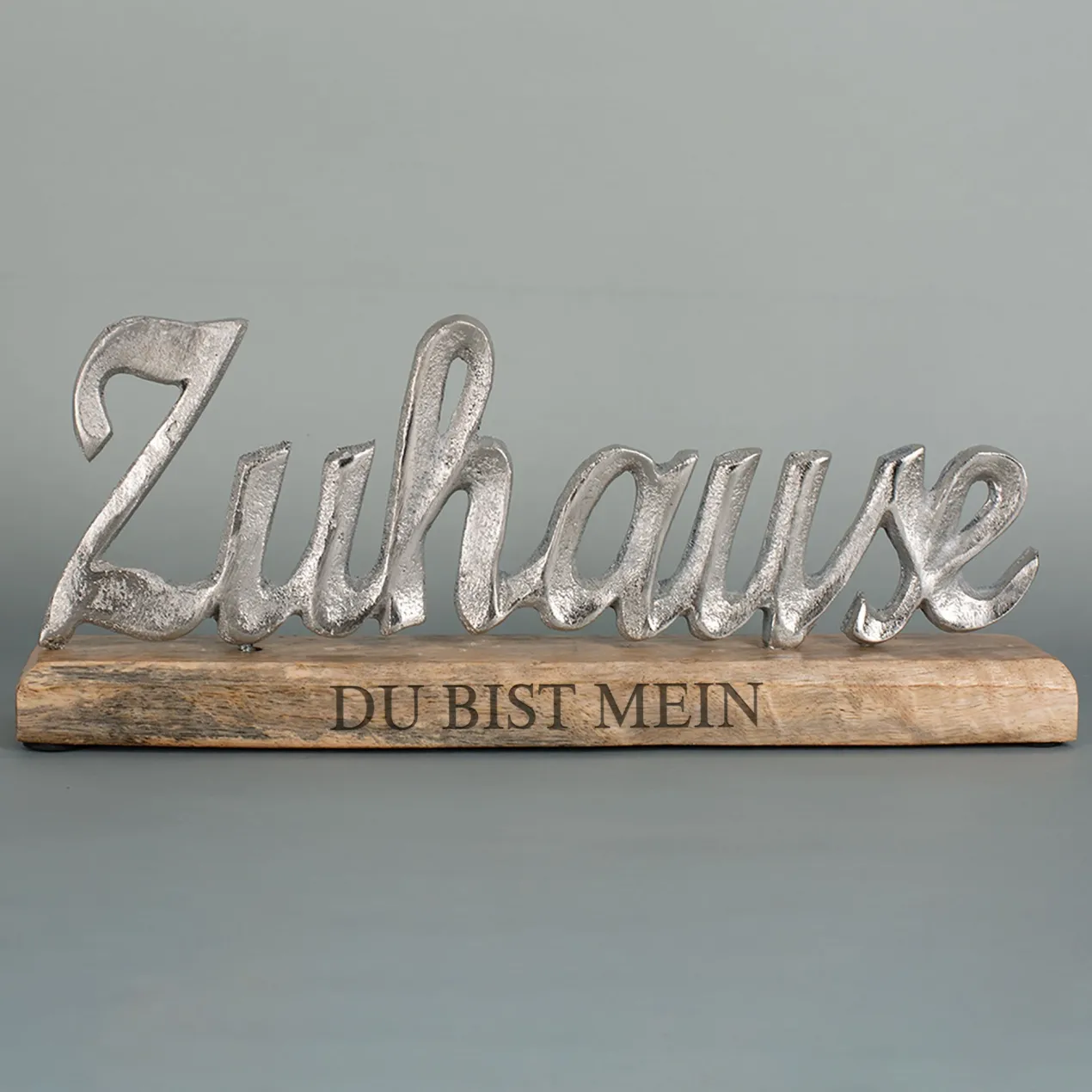 Gravierte Skulptur "Zuhause" mit Wunschtext - Dekoration aus Aluminium mit Holzsockel