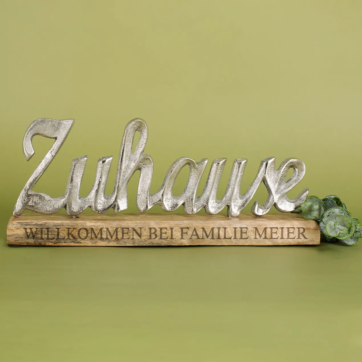 Gravierte Skulptur "Zuhause" mit Wunschtext - Dekoration aus Aluminium mit Holzsockel