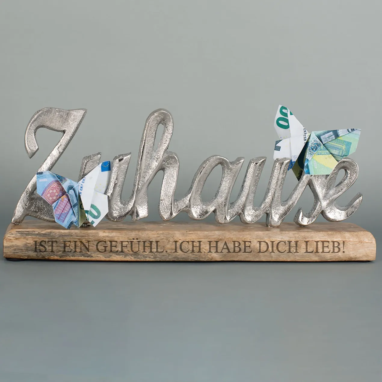Gravierte Skulptur "Zuhause" mit Wunschtext - Dekoration aus Aluminium mit Holzsockel