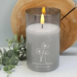 Graviertes LED Trauerwindlicht mit Pusteblumen, Name und Datum