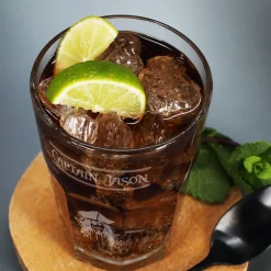 graviertes Longdrinkglas für Piraten mit Name des Captains