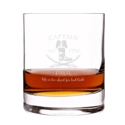 Graviertes Rumglas mit Captainmotiv, Name und Geburtsjahr
