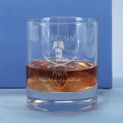 Graviertes Rumglas mit Captainmotiv, Name und Geburtsjahr