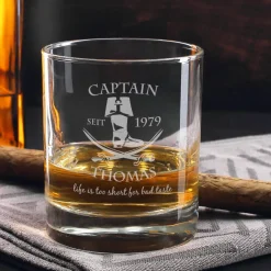 Graviertes Rumglas mit Captainmotiv, Name und Geburtsjahr