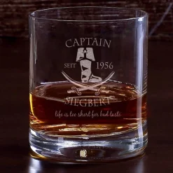 Graviertes Rumglas mit Captainmotiv, Name und Geburtsjahr