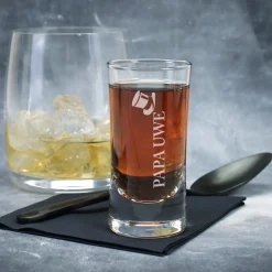Graviertes Schnapsglas für Männer mit Name und Zylinderhut-Motiv