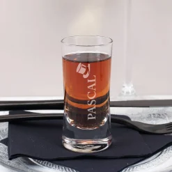 Graviertes Schnapsglas für Männer mit Name und Zylinderhut-Motiv