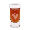 Graviertes Schnapsglas zur Hochzeit mit Herzen, Namen und Datum
