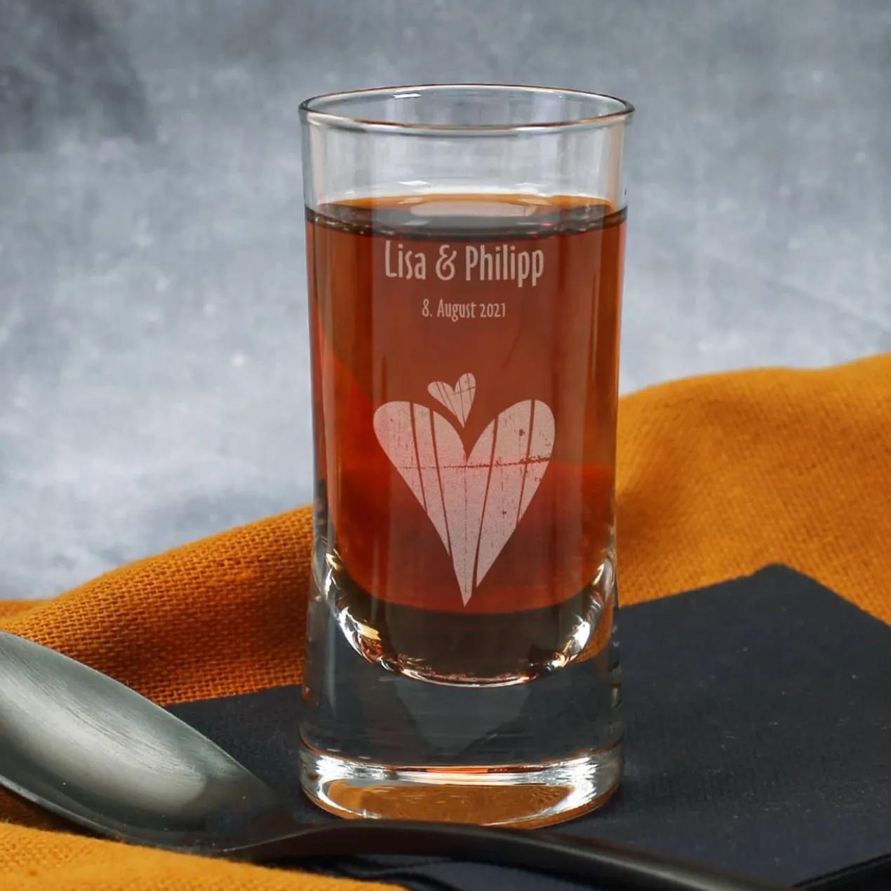 Graviertes Schnapsglas zur Hochzeit mit Herzen, Namen und Datum