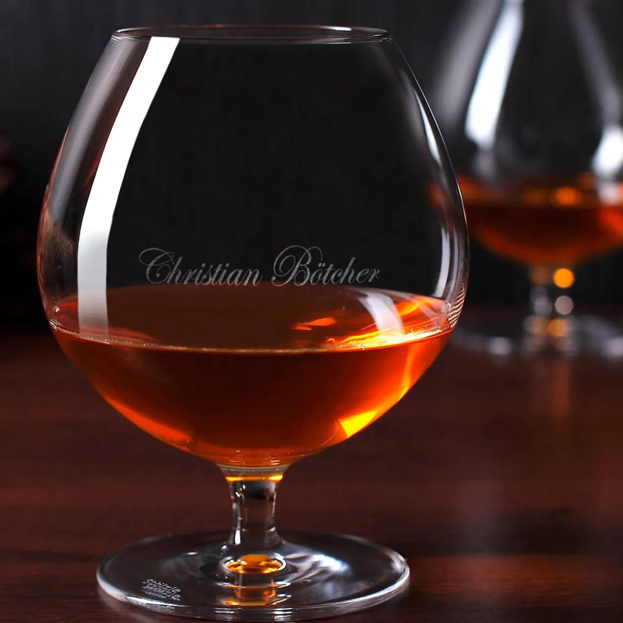 Graviertes Weinbrandglas mit eleganter Gravur