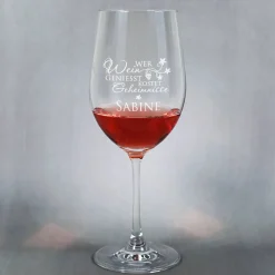 graviertes Weinglas WER WEIN GENIESST... mit Wunschname