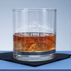 Graviertes Whiskyglas im Gentleman-Whisky-Design mit Wunschname und Geburtsjahr