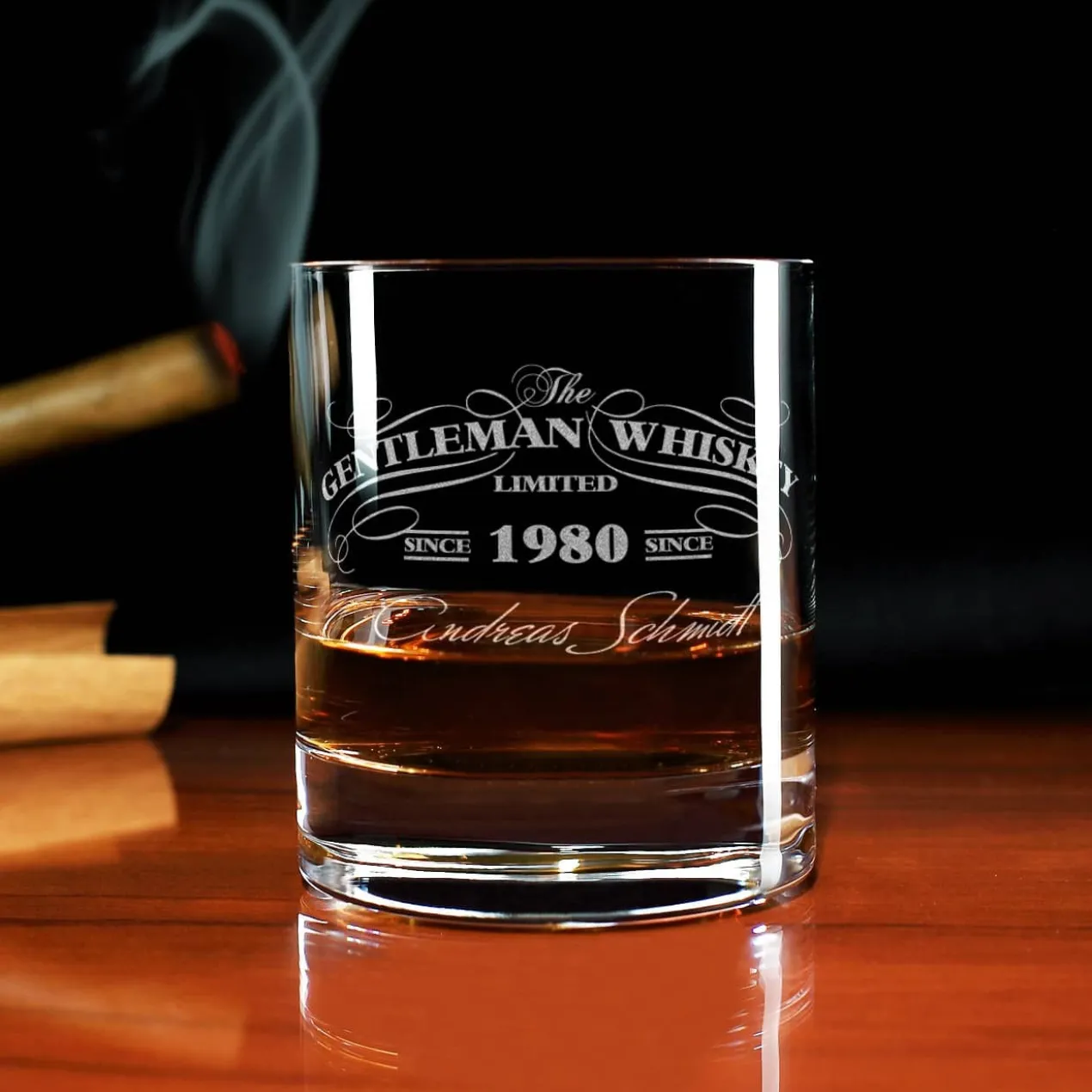 Graviertes Whiskyglas im Gentleman-Whisky-Design mit Wunschname und Geburtsjahr
